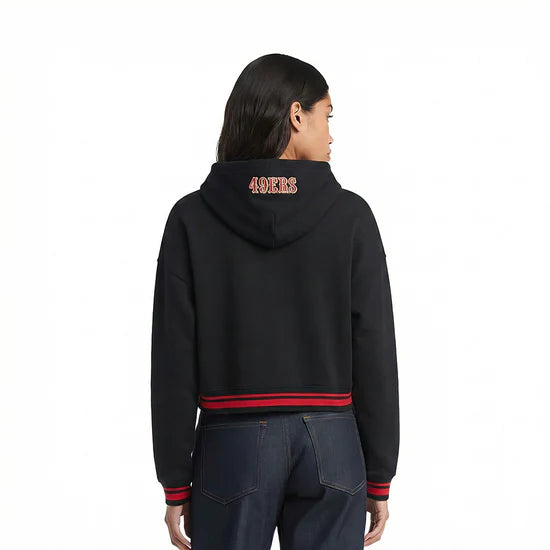 PRO STANDARD WOMEN'S NFL SAN FRANCISCO 49ERS SCRIPT TAIL RIB FLEECE CROPPED PULLOVER HOODIE - BLACK/RED