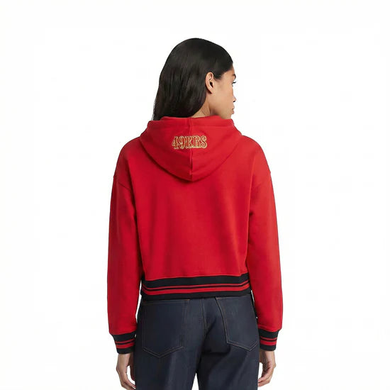 PRO STANDARD WOMEN'S NFL SAN FRANCISCO 49ERS SCRIPT TAIL RIB FLEECE CROPPED PULLOVER HOODIE - RED/BLACK